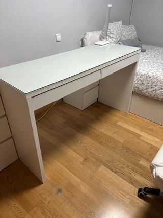 Escritorio blanco con cristal