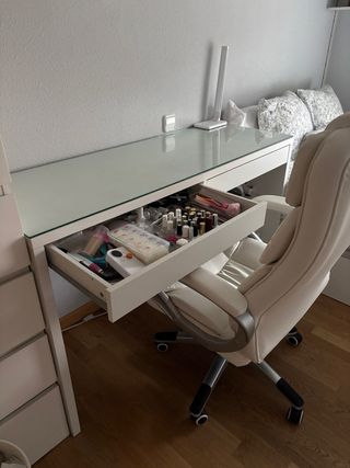 Escritorio blanco con cristal