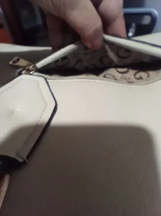 Bolso Guess Blanco y Dorado