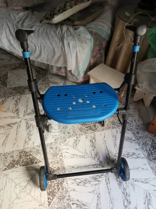 Andador para mayores con asiento azul