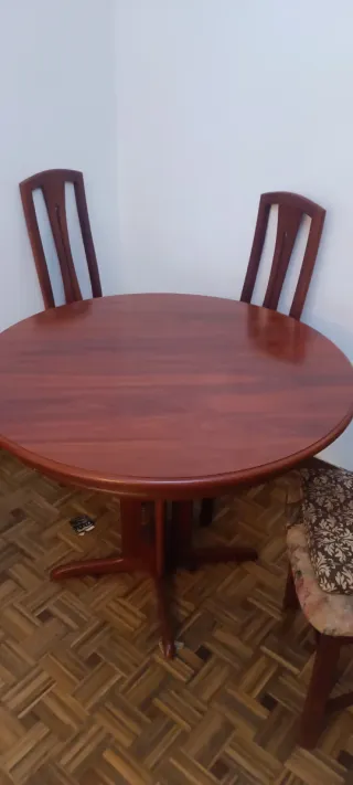 Mesa de comedor de madera