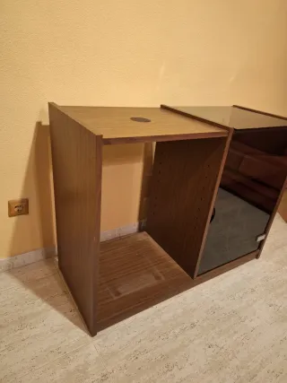 Mueble de madera con puerta de cristal