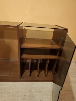 Mueble de madera con puerta de cristal