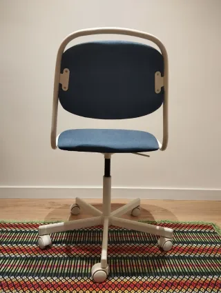 Silla de escritorio azul y blanca