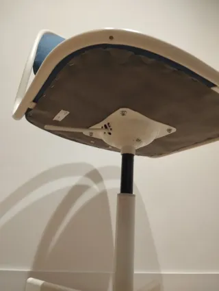 Silla de escritorio azul y blanca
