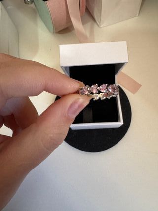 Anillo plateado concorazones rosas brillantes  925