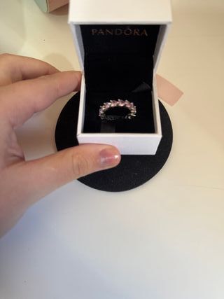 Anillo plateado concorazones rosas brillantes  925