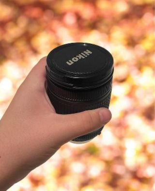 Cámara analógica Nikon F70 con objetivo 28-80mm