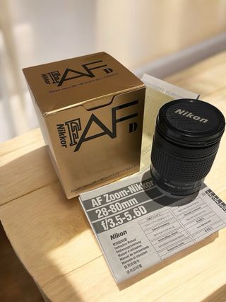 Cámara analógica Nikon F70 con objetivo 28-80mm