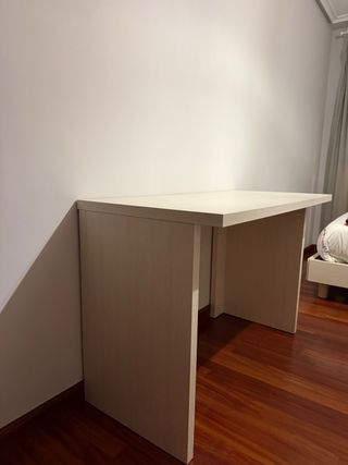 Mesa de escritorio de madera clara