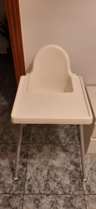 Trona infantil casi nueva