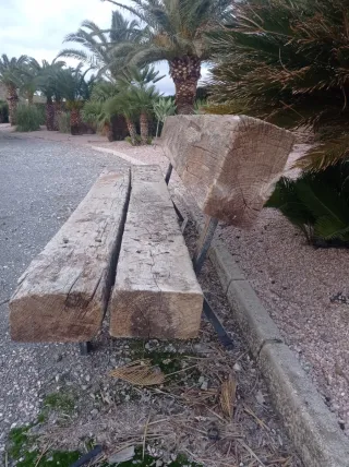 Banco de jardín rústico de madera