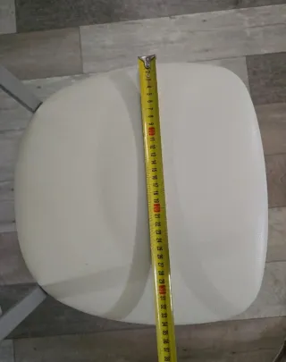 Sillas de cocina grises y blancas