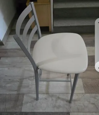 Sillas de cocina grises y blancas