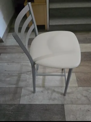 Sillas de cocina grises y blancas