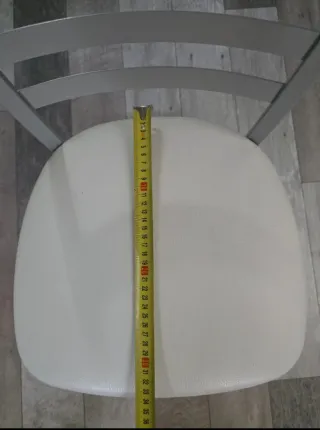 Sillas de cocina grises y blancas