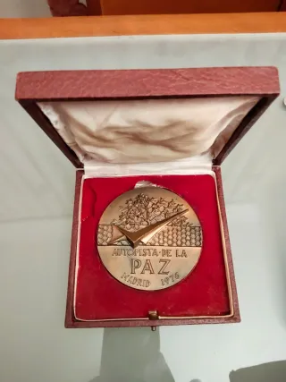 Medalla con estuche rojo