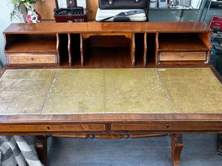Escritorio antiguo de madera con cubierta de piel