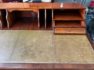 Escritorio antiguo de madera con cubierta de piel