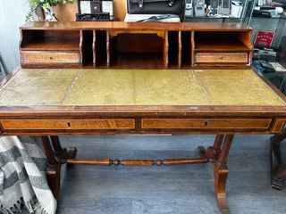 Escritorio antiguo de madera con cubierta de piel