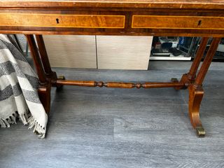 Escritorio antiguo de madera con cubierta de piel