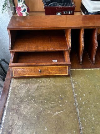 Escritorio antiguo de madera con cubierta de piel