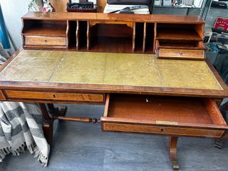 Escritorio antiguo de madera con cubierta de piel