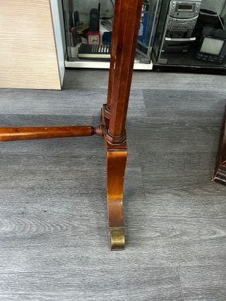 Escritorio antiguo de madera con cubierta de piel