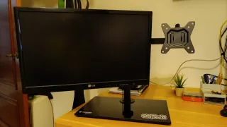 Soporte para dos monitores, incluye TV LG de 22"