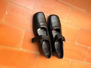 Zapatos negros de piel con tira