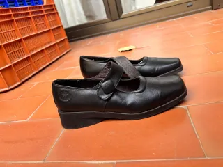 Zapatos negros de piel con tira