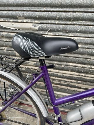 Bicicleta de paseo morada con cesta