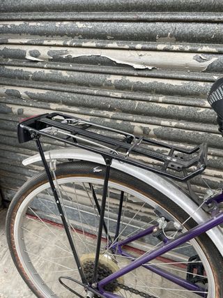 Bicicleta de paseo morada con cesta