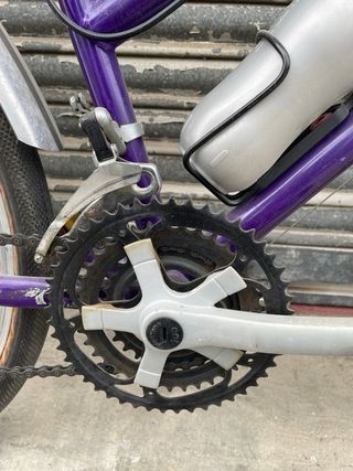 Bicicleta de paseo morada con cesta