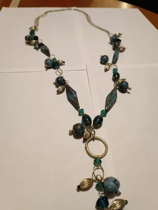 Collar largo plateado con cuentas azules