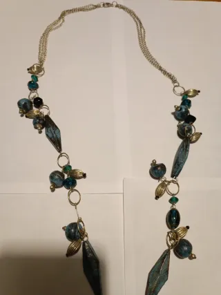 Collar largo plateado con cuentas azules