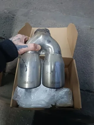 Cola de escape doble coche