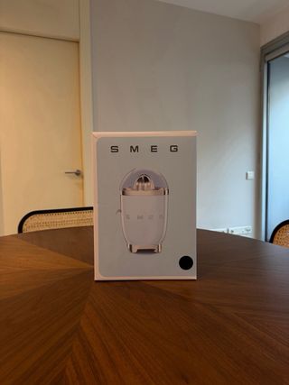 Exprimidora SMEG Negra Nueva
