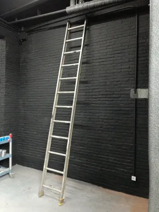 Escalera de mano metálica rígida