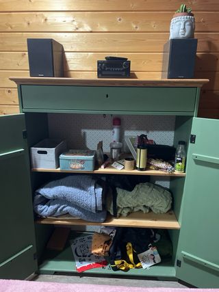 Mueble de madera verde