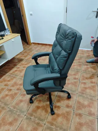 Silla de oficina y escritorio gris