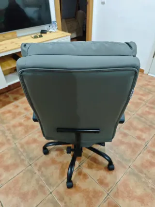 Silla de oficina y escritorio gris