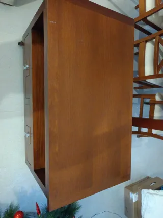 Mesa TV madera colonial con ruedas.