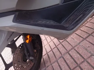 Honda PCX 2024 con maleta y cúpula