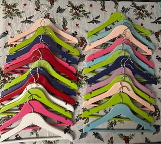 24 Perchas de madera para niños (pack variado)