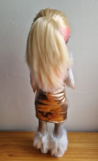 Nancy Esquiadora con Gafas y Chaleco Dorado