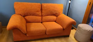 Sofá naranja de tela.