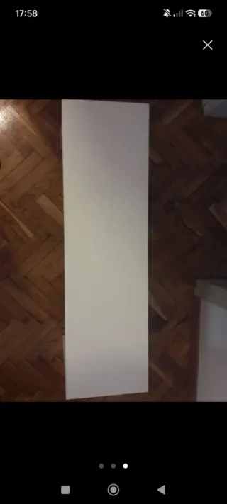 Mesa auxiliar blanca de madera