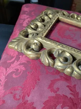 Marco antiguo dorado ornamentado