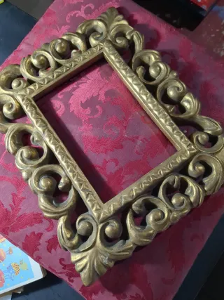 Marco antiguo dorado ornamentado